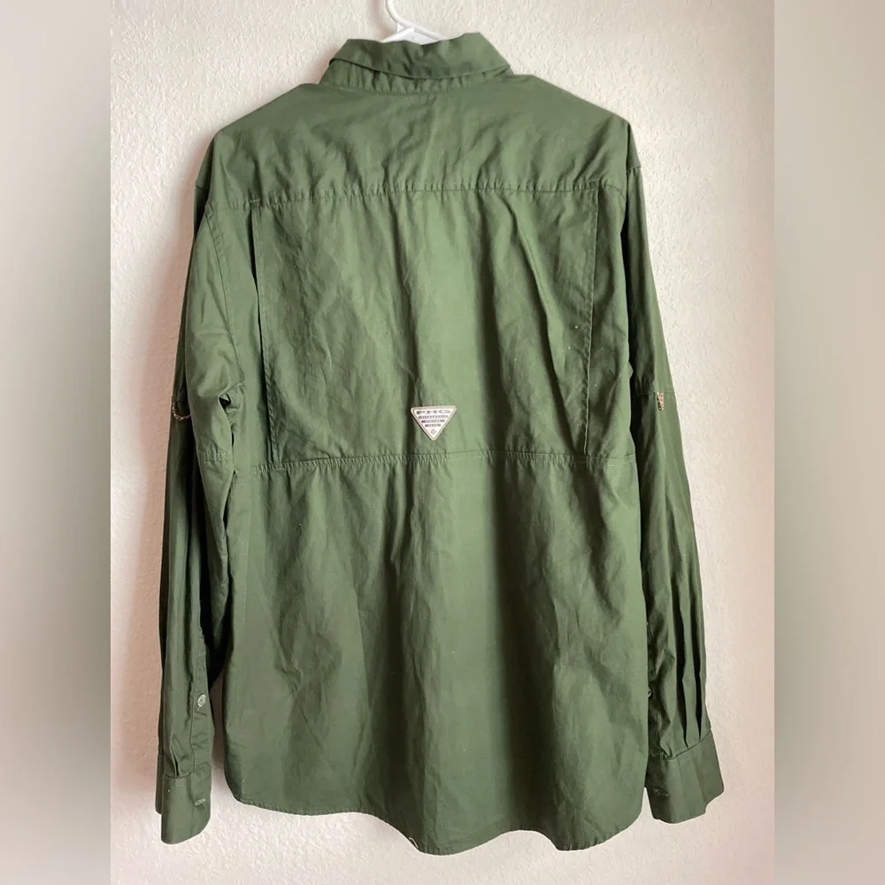 Columbia MilitaryGreen with camo lining Casual Button Down Shirt size M